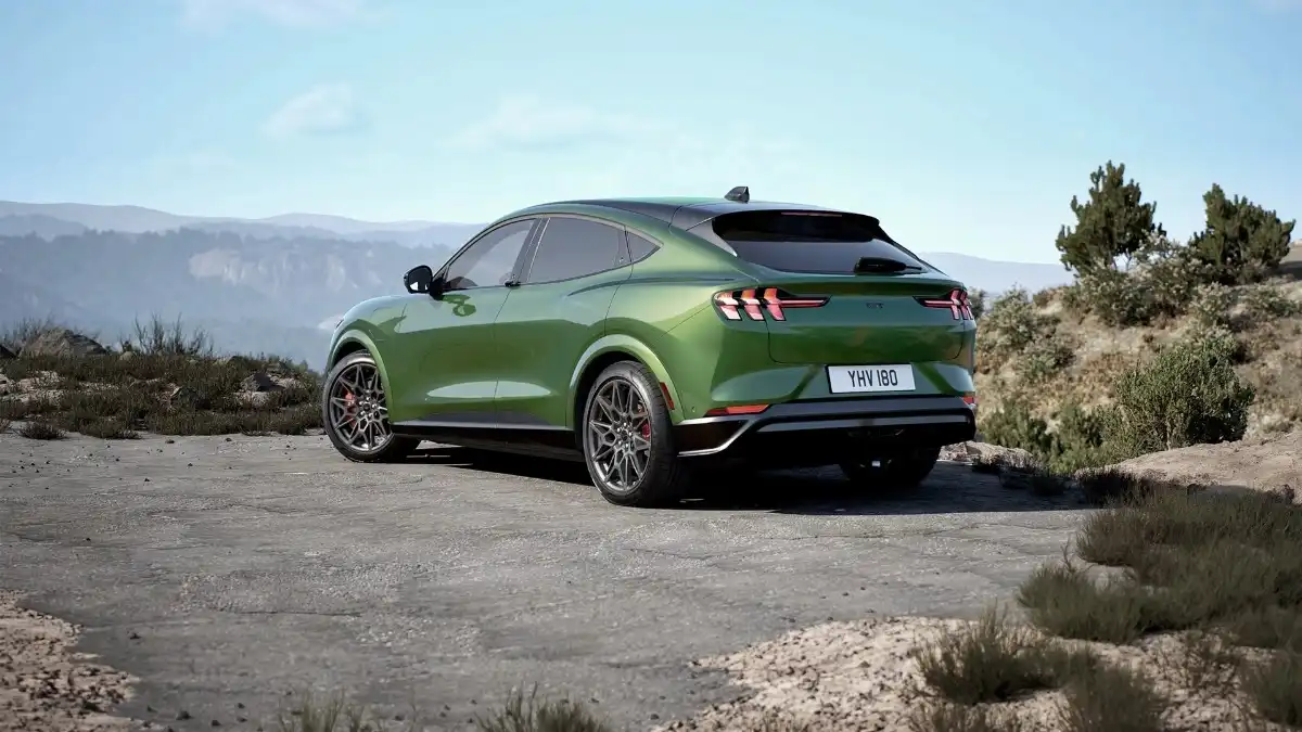 فورد موستنج ماك E GT 2026.. قوة 487 حصانًا وعزم 950 نيوتن متر وأبرز المواصفات