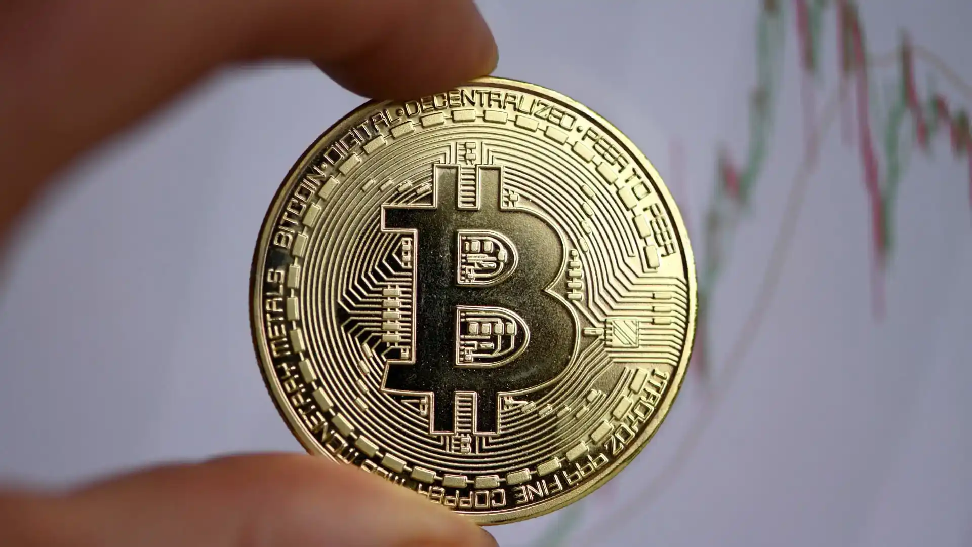 سعر البيتكوين اليوم يتراجع من أعلى مستوى في 8 أشهر.. تعرف على أسباب هبوط العملة الرقمية