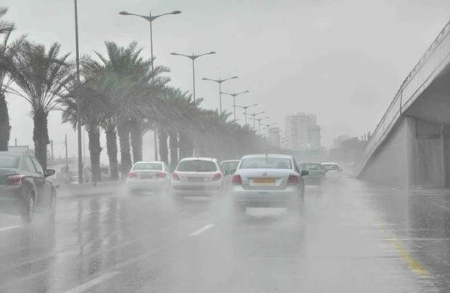 طقس المغرب.. إنذار من أمطار رعدية وتساقط البَرَد ورياح قوية في عدة مناطق بالمملكة