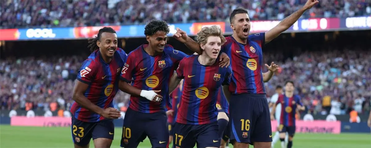 حكم مباراة برشلونة وجالطة سراي في دوري أبطال أوروبا 2026 وطاقم التحكيم بالكامل