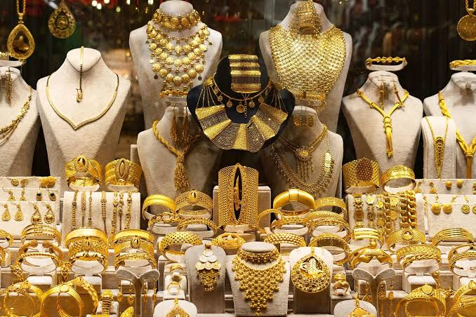 سعر الذهب في مصر يشهد فجوة تتجاوز 40 جنيهًا.. الأسباب وتأثيرها على المشترين